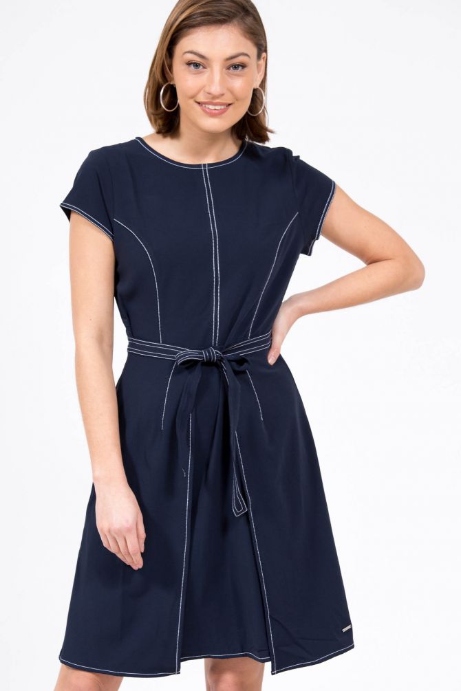 שמלה עם חצאית מעטפת וקשירה במותן