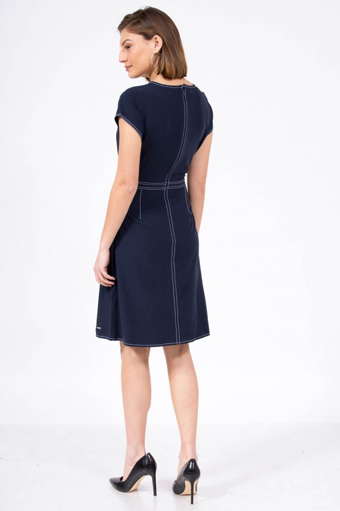 שמלה עם חצאית מעטפת וקשירה במותן