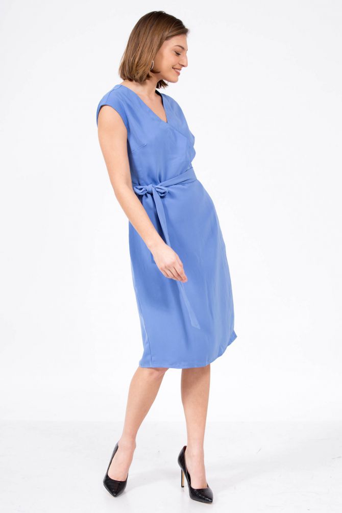 שמלת מעטפת מידי עם קשירה במותן