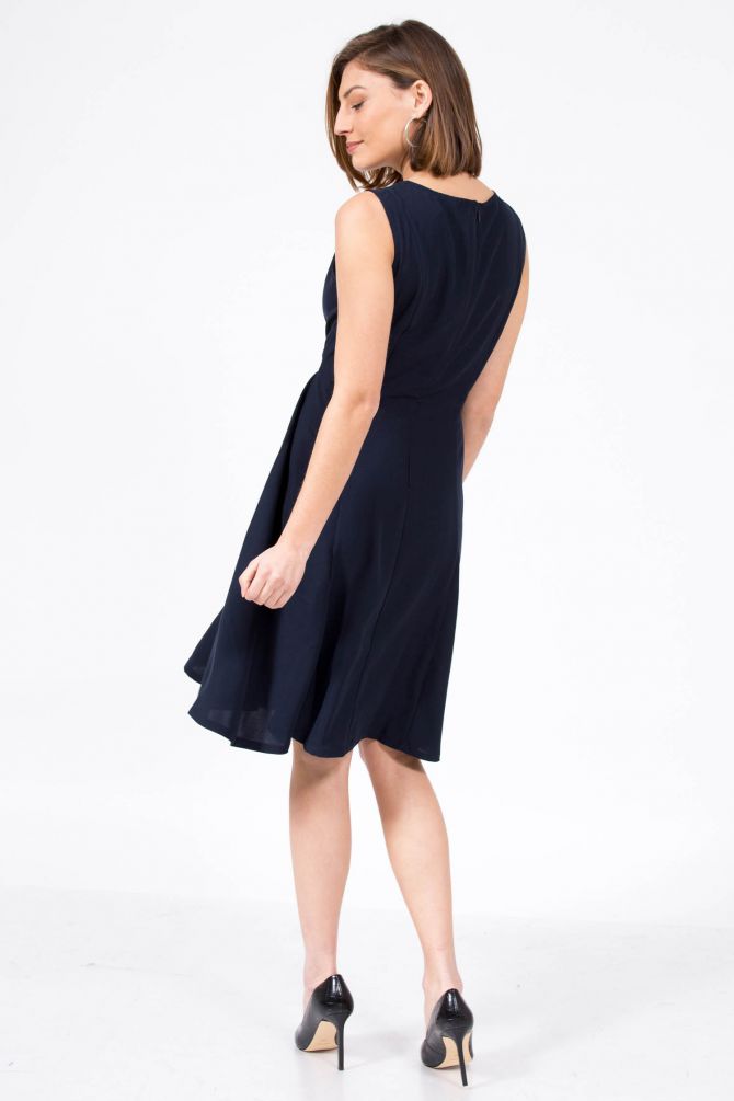 שמלה עם רכיסת כפתורים עליונה