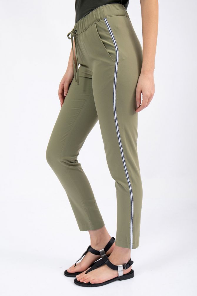 מכנסיים עם פסים צדדיים וקשירה במותן