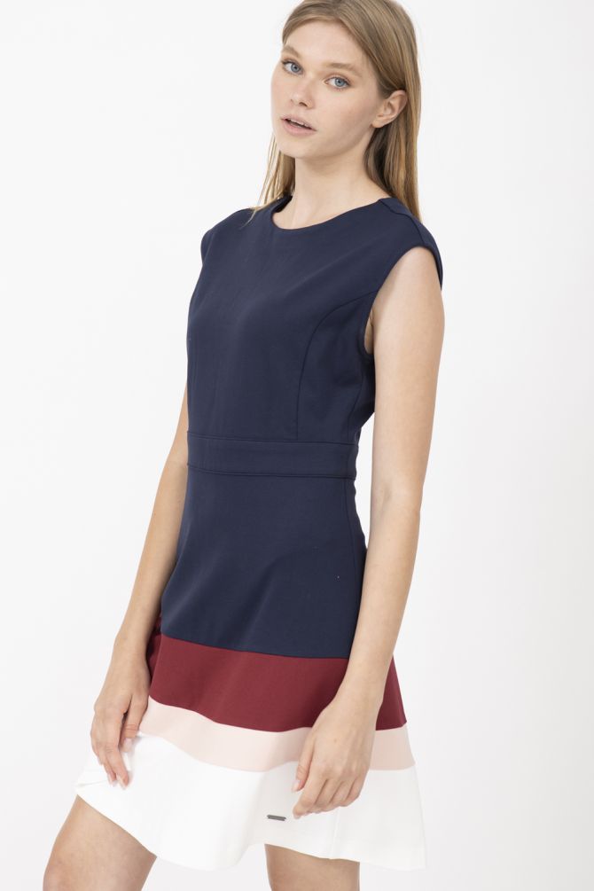 שמלה בסגנון קולור בלוק