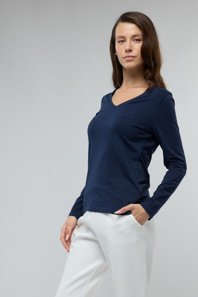 טי שירט צווארון V עם רקמת לוגו