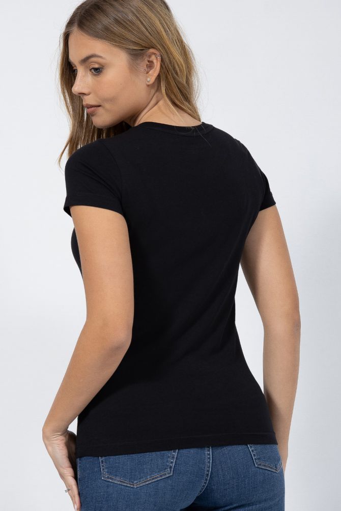 טי שירט עם מפתח צוואר עגול