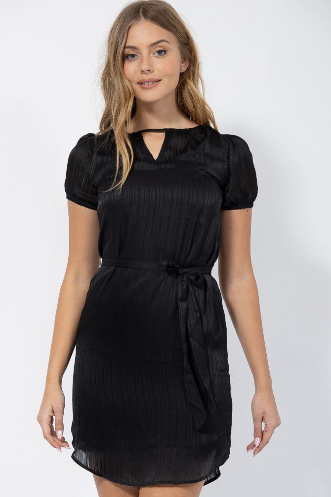 שמלת מיני עם קשירה במותן