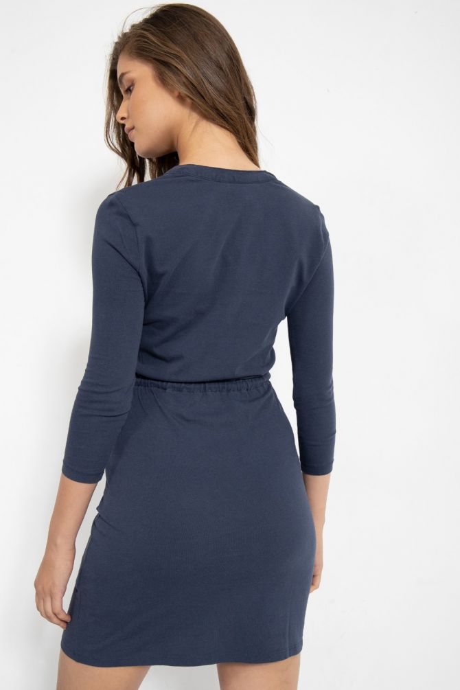 שמלת כותנה עם מחשוף וי ומותן מודגש