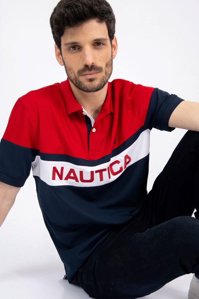 חולצת פולו מבד מנדף זיעה עם לוגו