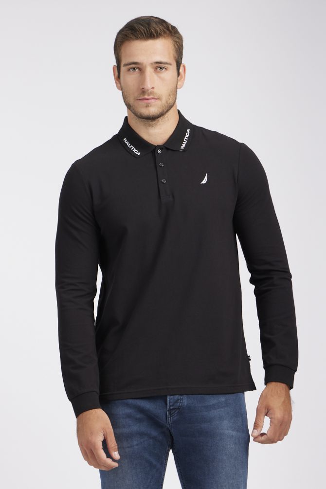 חולצה עם שרוולים ארוכים וכיתוב בצווארון