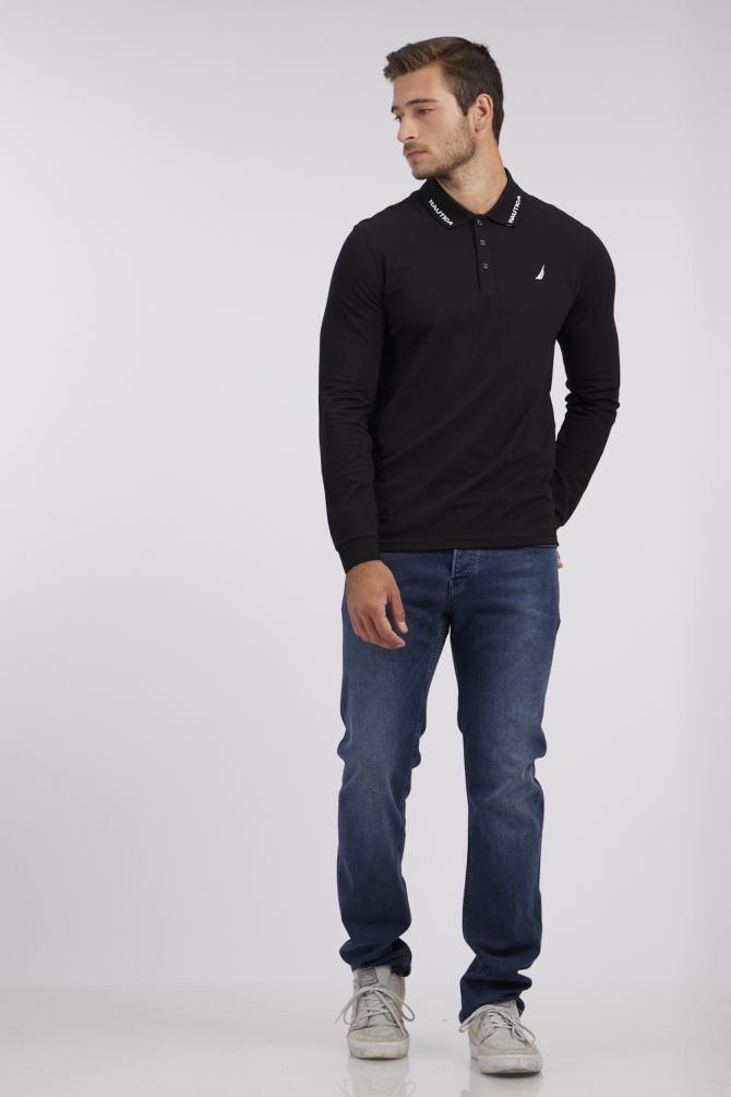 חולצה עם שרוולים ארוכים וכיתוב בצווארון