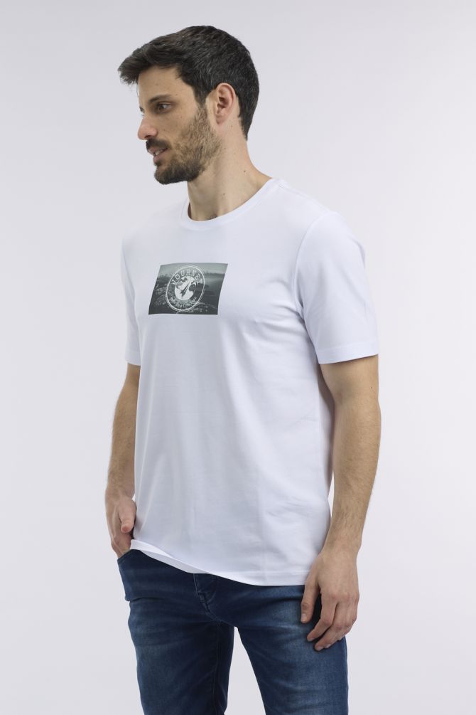 חולצת טי שירט עם ריבוע לוגו בחזית