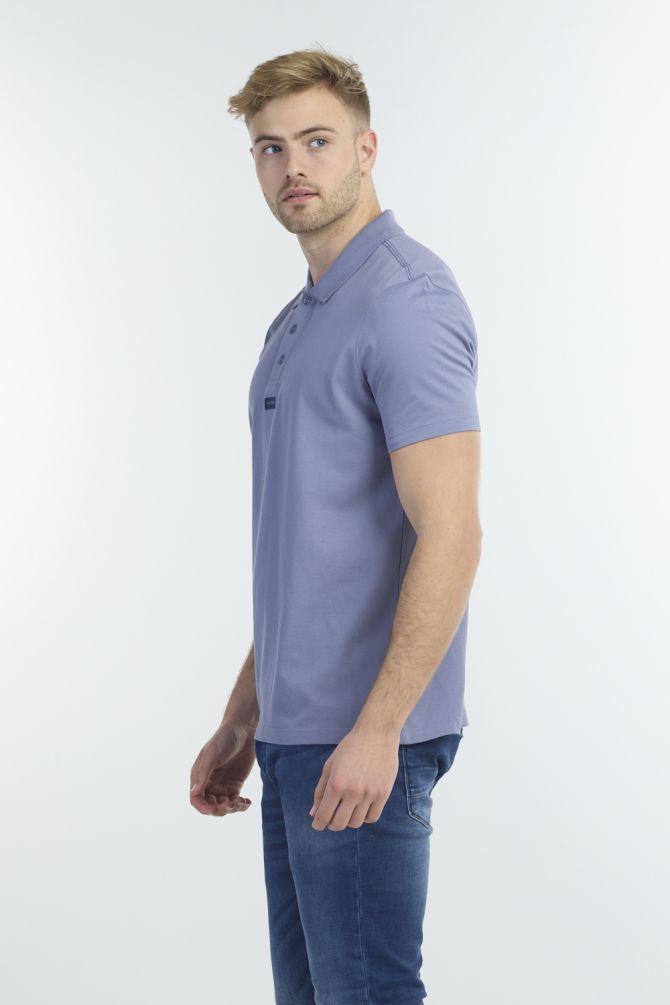 חולצת פולו עם לוגו בקצה הצווארון לגבר
