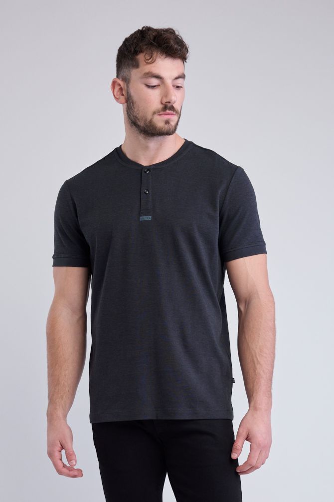 טי שירט Nautica קצרה לגברים עם כפתורים בחזה