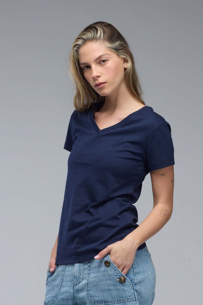 טי שירט עם צווארון V ולוגו Nautica לנשים