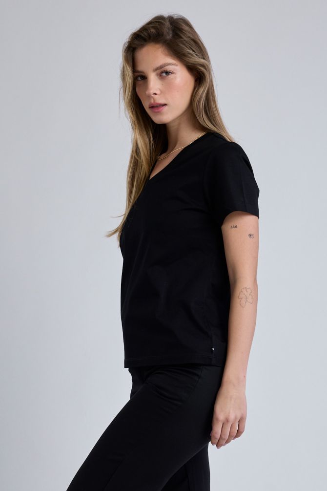 טי שירט קצרה עם צווארון V ולוגו Nautica לנשים