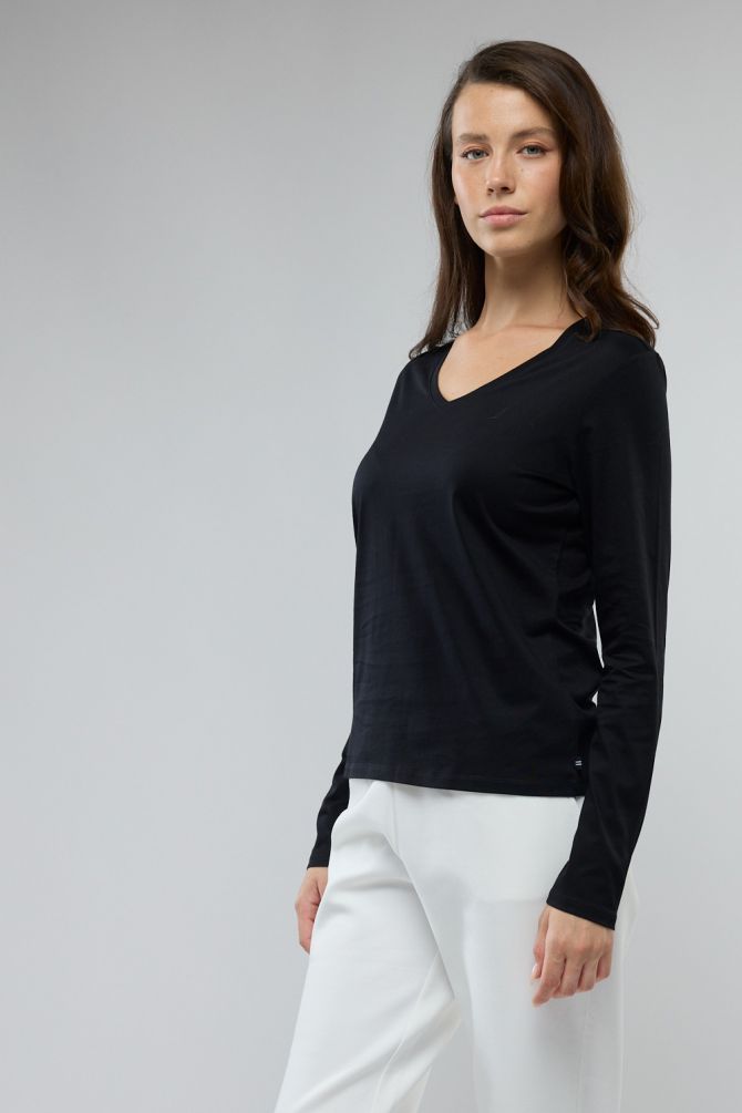 טי שירט בייסיק עם צווארון V לנשים