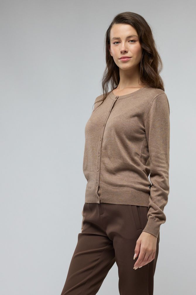 סריג קרדיגן עם כפתורים ולוגו רקום לנשים