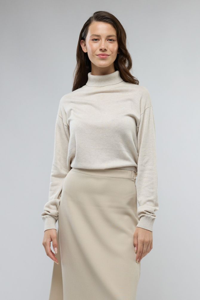 סריג צווארון גולף ולוגו רקום לנשים