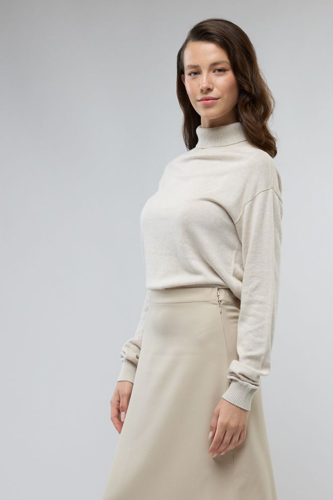 סריג צווארון גולף ולוגו רקום לנשים