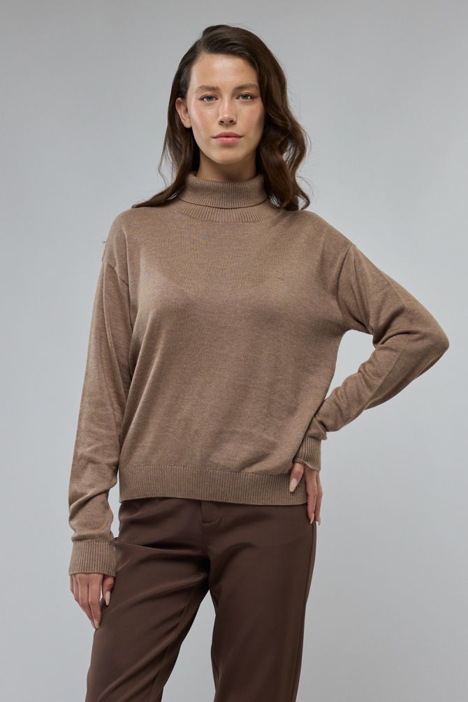 סריג צווארון גולף ולוגו רקום לנשים