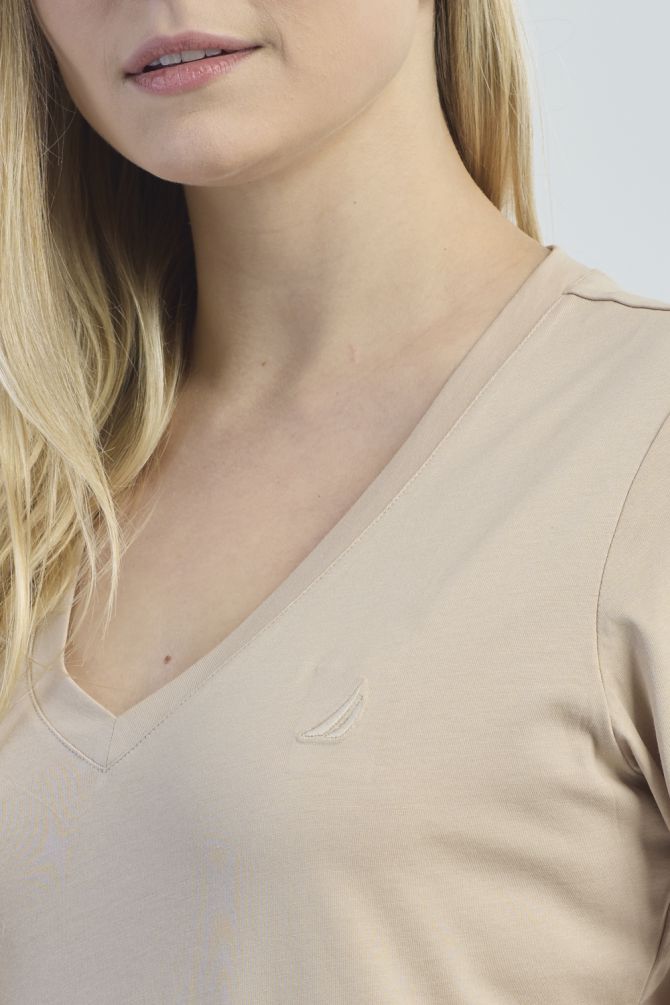 חולצת טי שירט V וגזרה נוחה