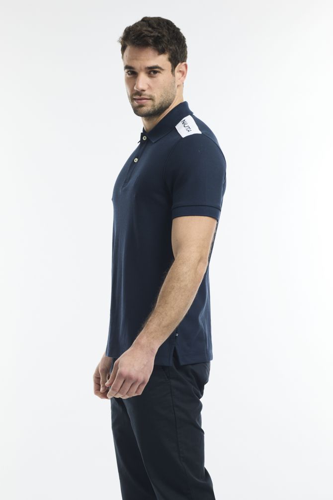 חולצה טי שירט עם צווארון סיני ולוגו בכתף לגבר