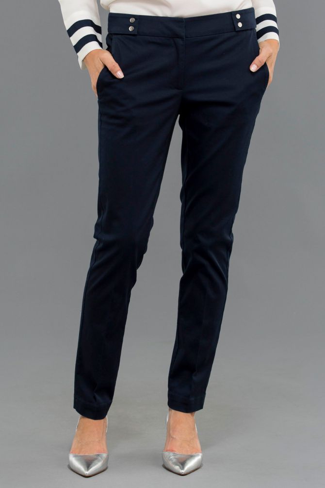 מכנס מחויט בשילוב כפתורים