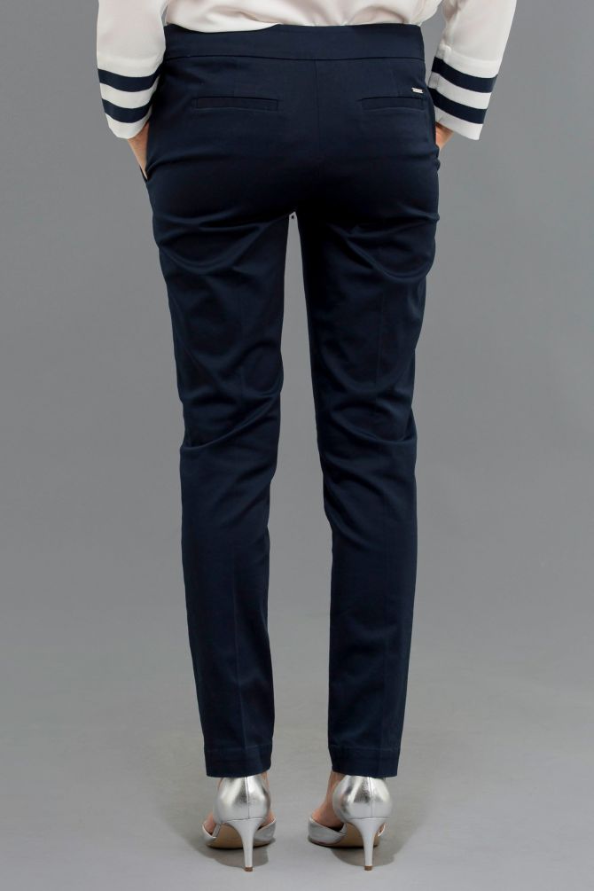 מכנס מחויט בשילוב כפתורים