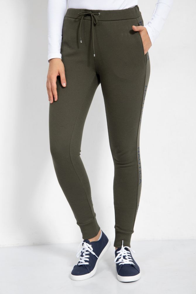 מכנסי טרנינג עם כיסים וסטריפ לוגו בצדדים