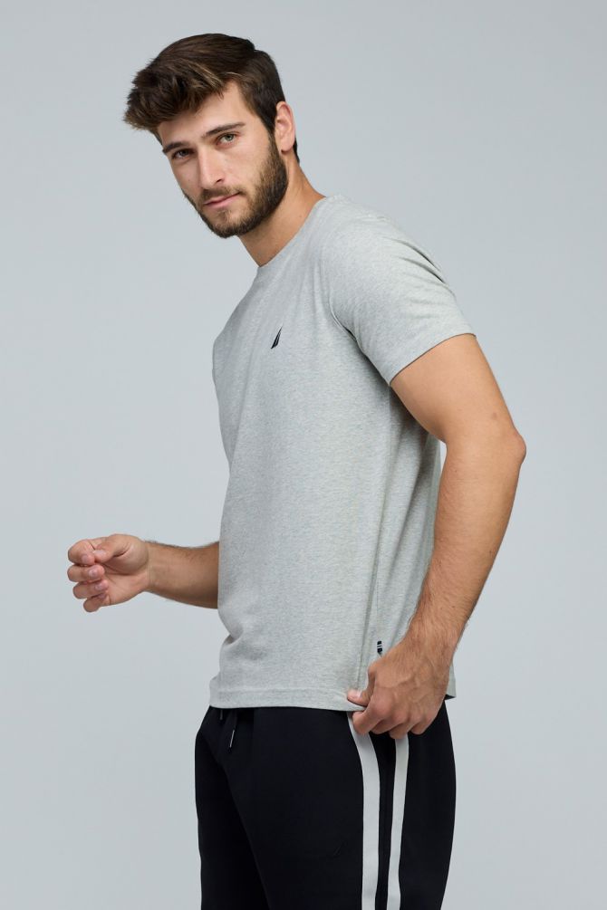 טי שירט בייסיק עם צווארון עגול ורקמת לוגו