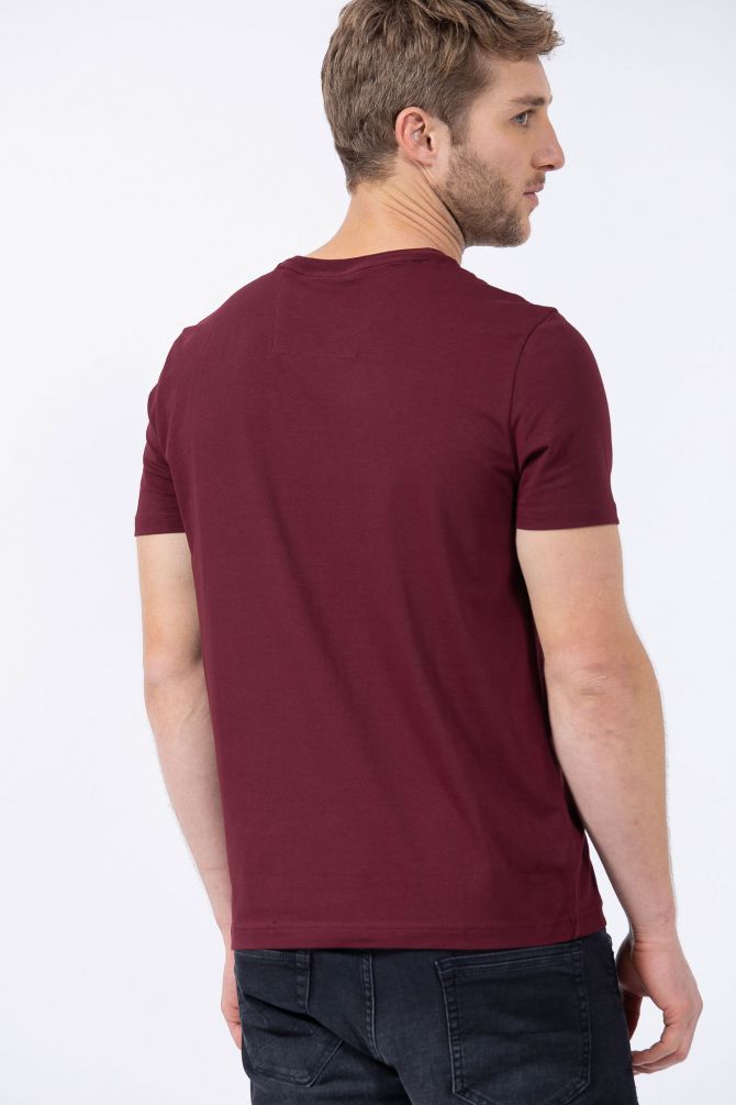 טי שירט בייסיק עם צווארון עגול ורקמת לוגו