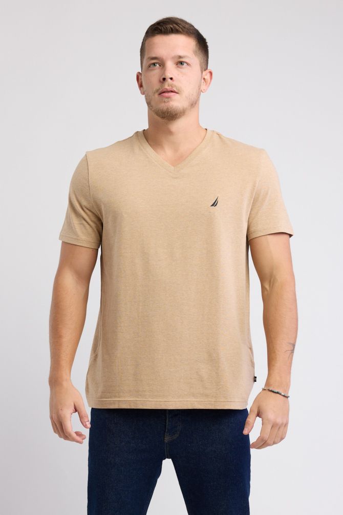 טי שירט בייסיק עם צווארון V ורקמת לוגו