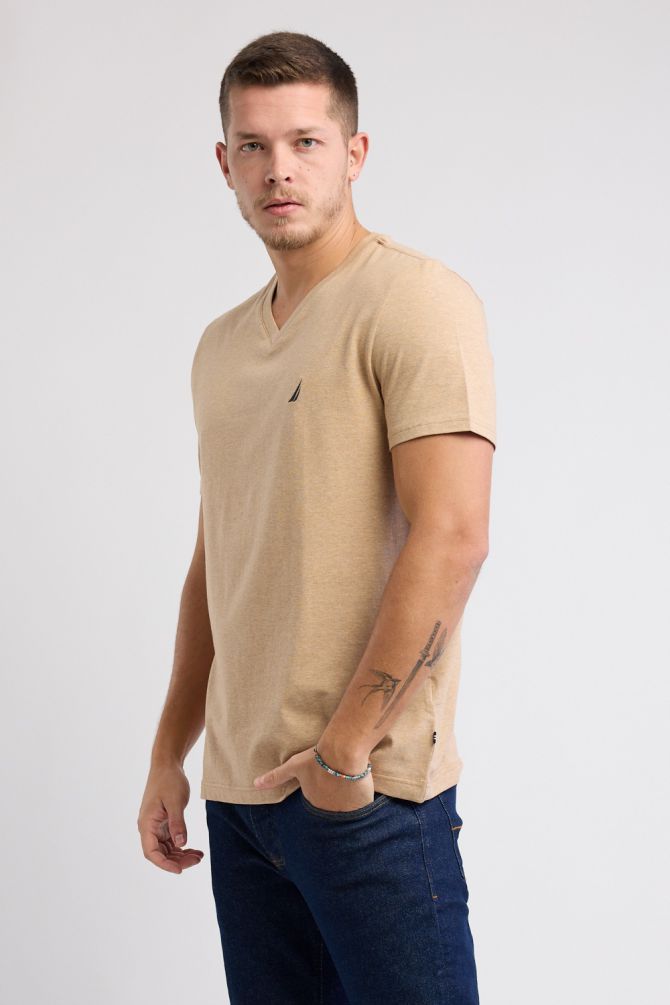 טי שירט בייסיק עם צווארון V ורקמת לוגו