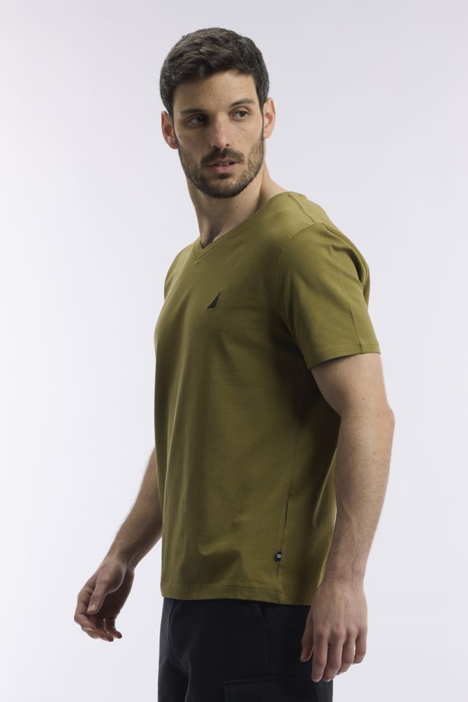 טי שירט בייסיק עם צווארון V ורקמת לוגו