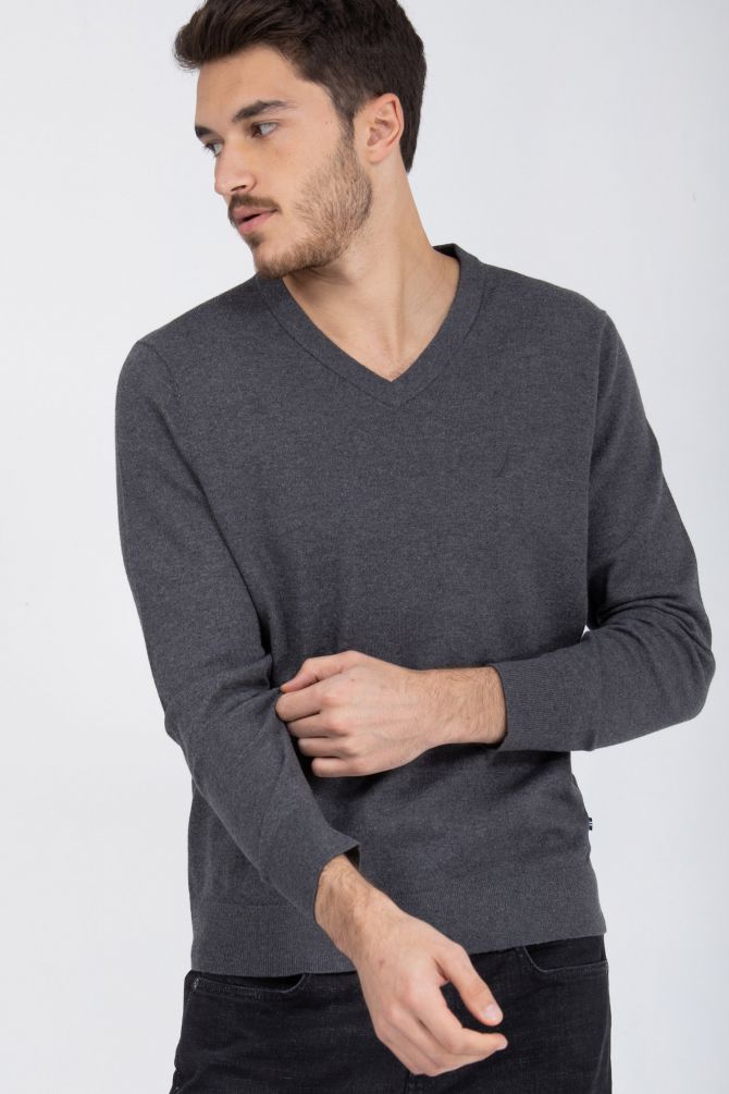 סריג קלאסי לגבר בשילוב צווארון וי ולוגו נאוטיקה