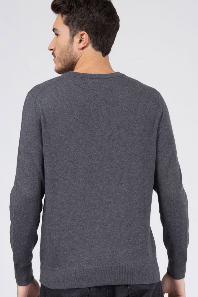 סריג קלאסי לגבר בשילוב צווארון וי ולוגו נאוטיקה