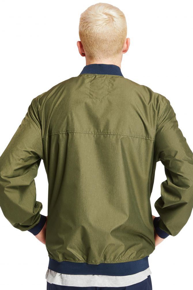 ג’קט בומבר מבד דק וקל משקל העמיד נגד מים