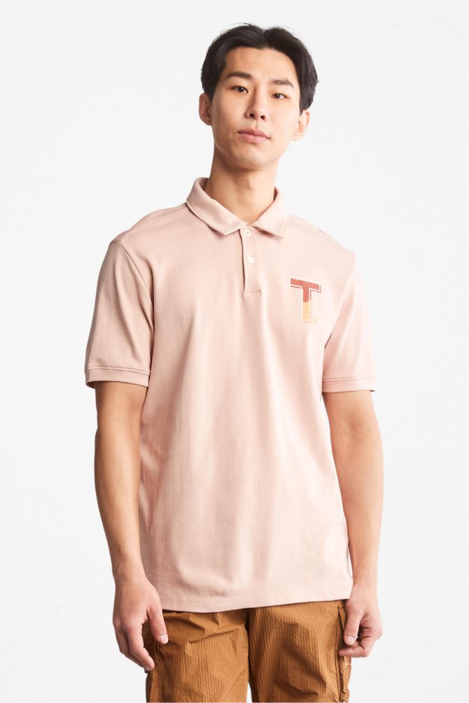 חולצת פולו עם הדפס T בצד שמאל