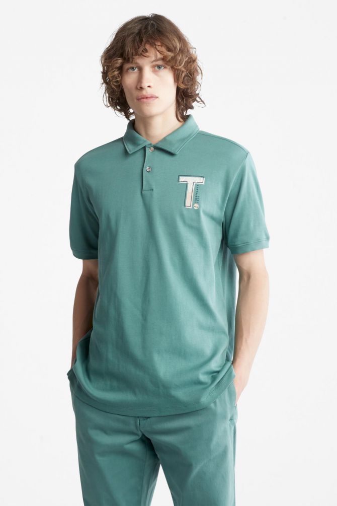 חולצת פולו עם הדפס T בצד שמאל