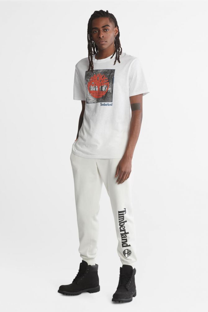 טי שירט לגבר בהדפס לוגו עם רקע