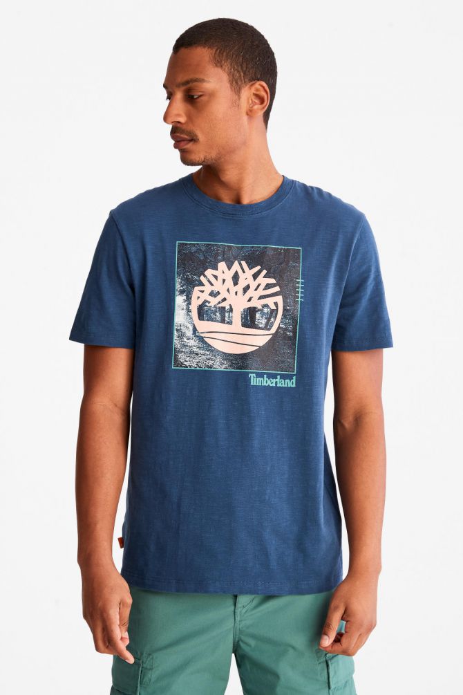 טי שירט לגבר בהדפס לוגו עם רקע