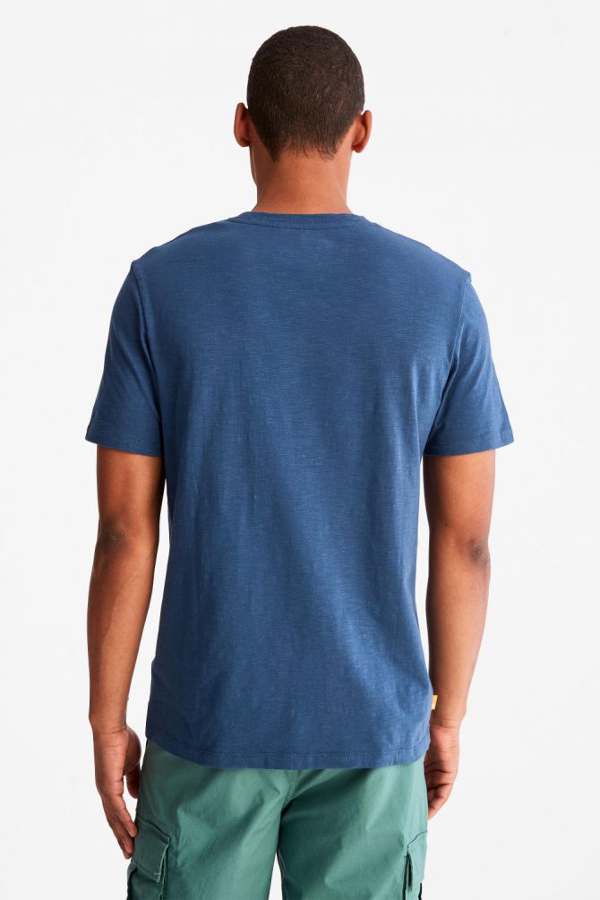 טי שירט לגבר בהדפס לוגו עם רקע