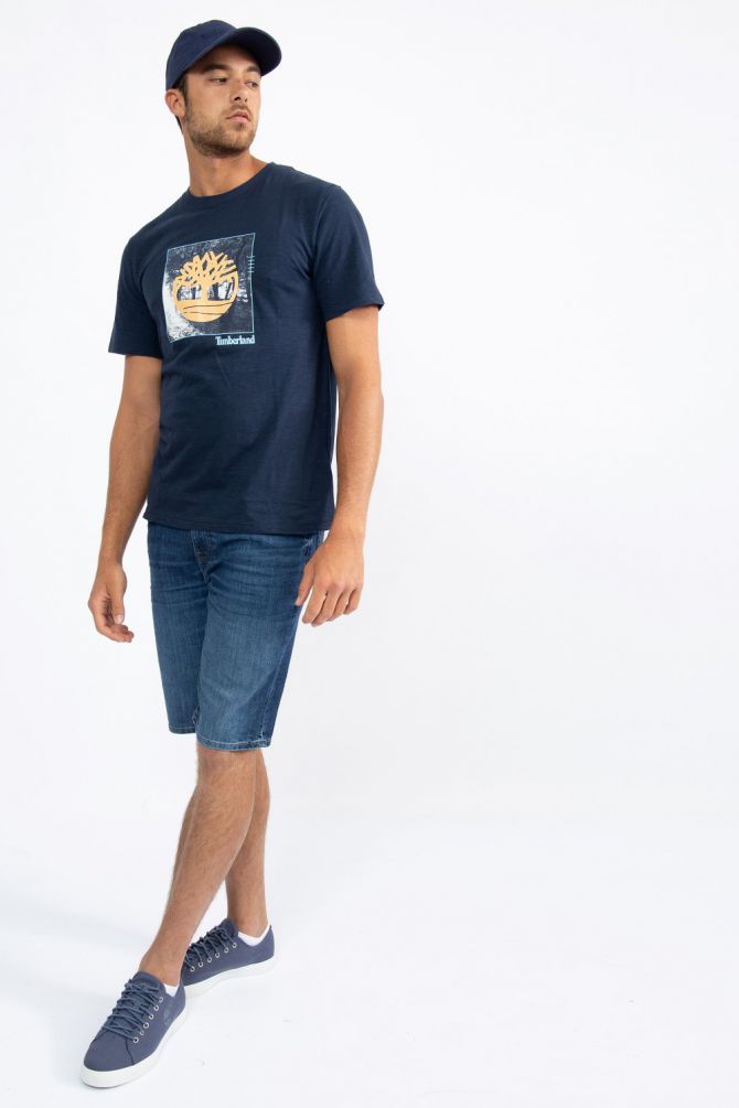 טי שירט לגבר בהדפס לוגו עם רקע