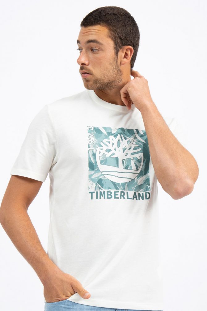 טי שירט לגבר עם הדפס של לוגו על רקע גרפי