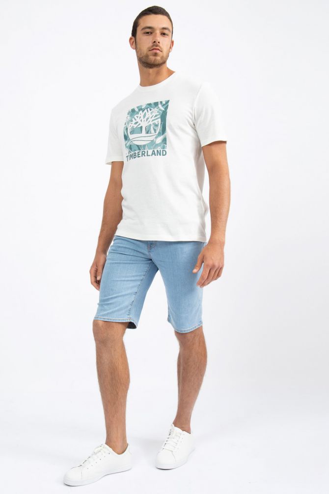 טי שירט לגבר עם הדפס של לוגו על רקע גרפי