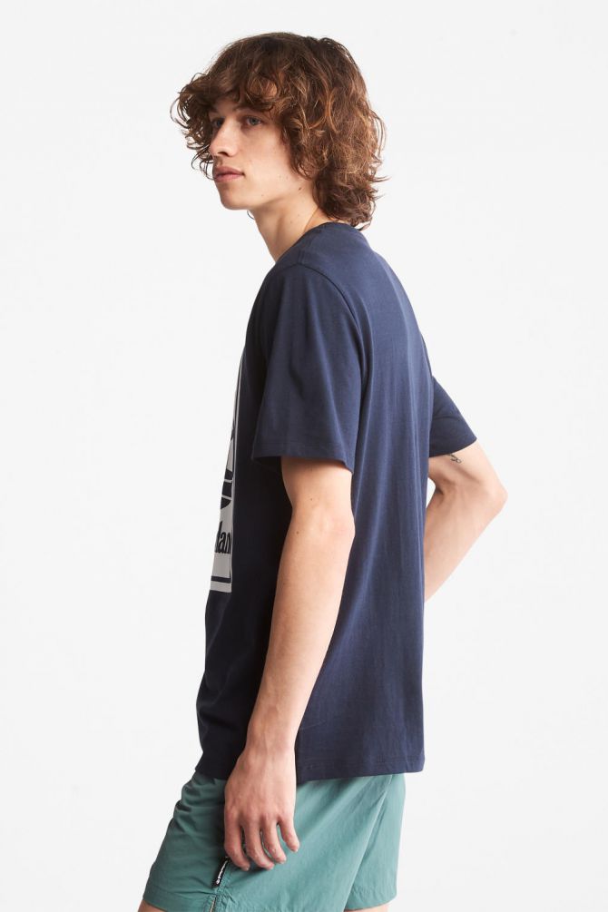 טי שירט עם הדפס עץ בריבוע