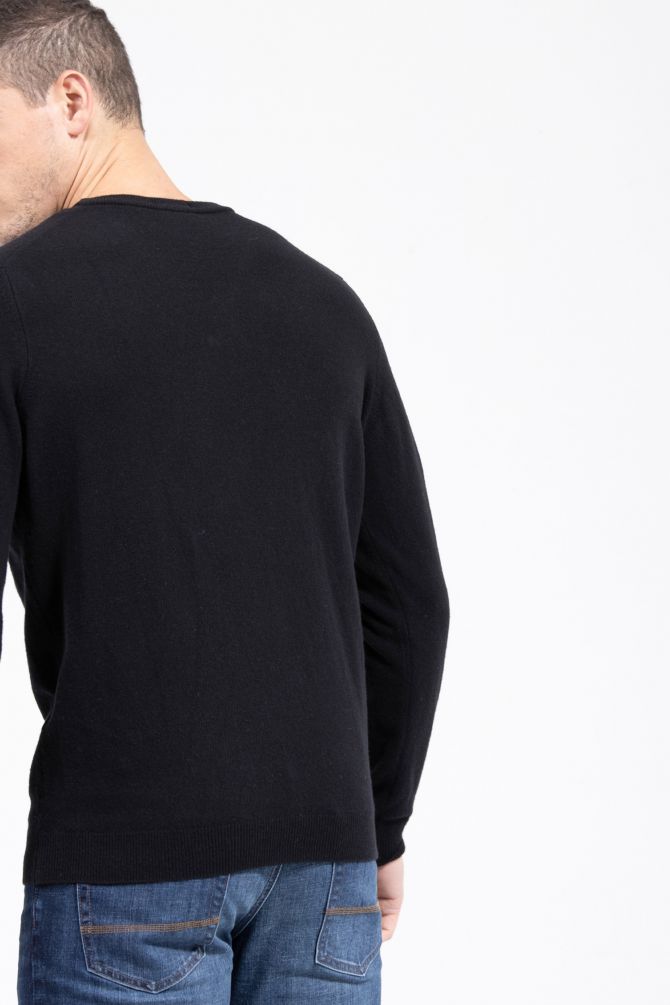 סריג עם מפתח צוואר וי