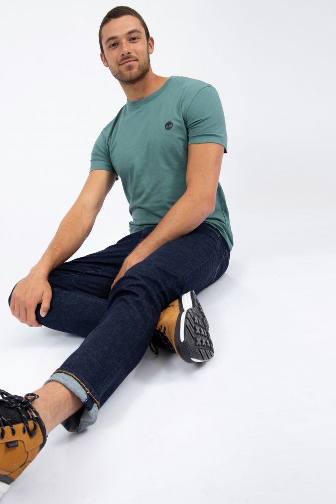 טי שירט ג’רסי מפתח עגול עם רקמת לוגו