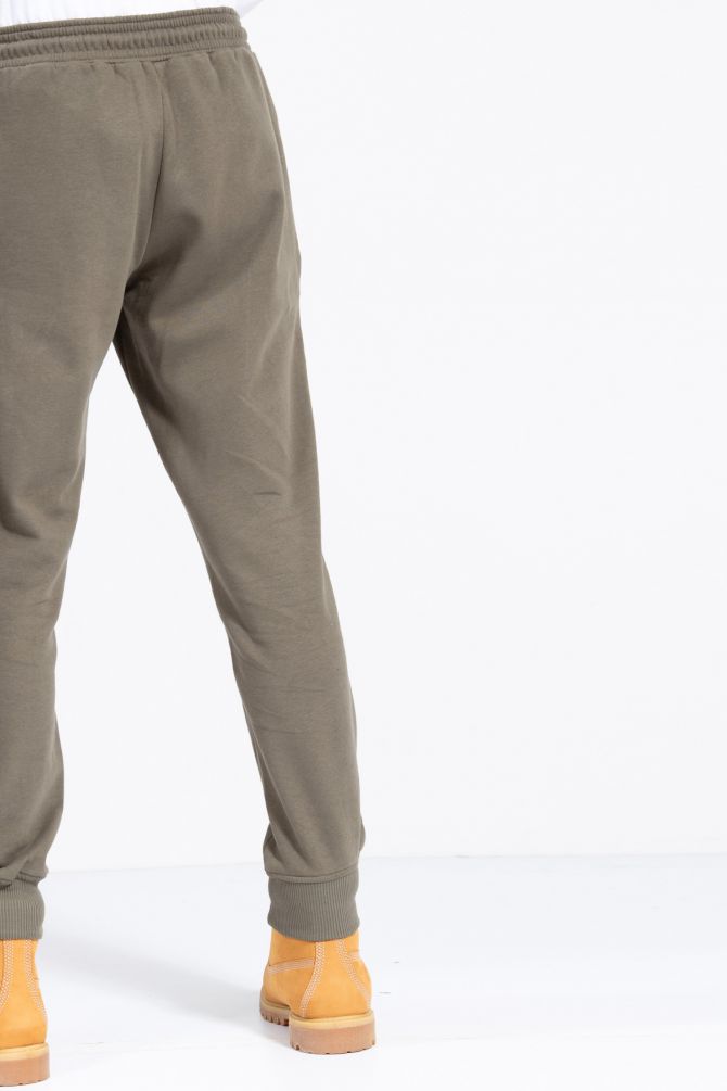 מכנסי טרנינג עם הדפס לוגו המותג על הרגל בחזית