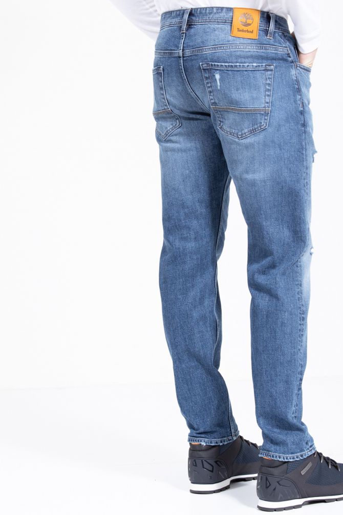 מכנסי ג’ינס בגזרה משוחררת