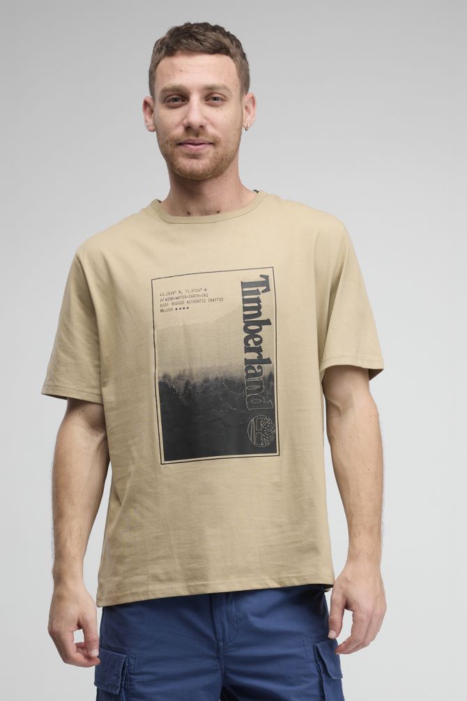 טי שירט Timberland עם הדפס IN THE WOODS לגברים